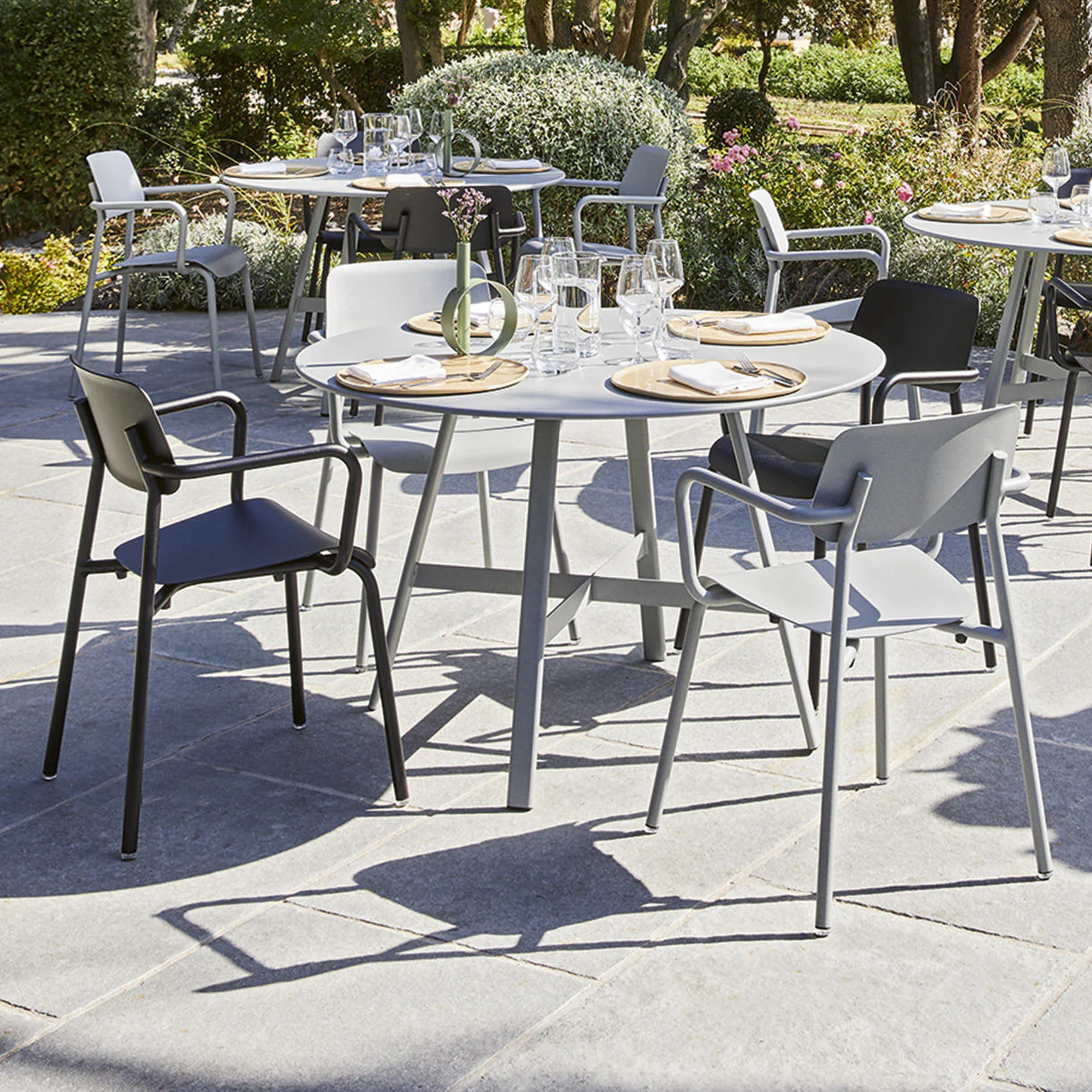 SO'O Round Dining Table - Image 5